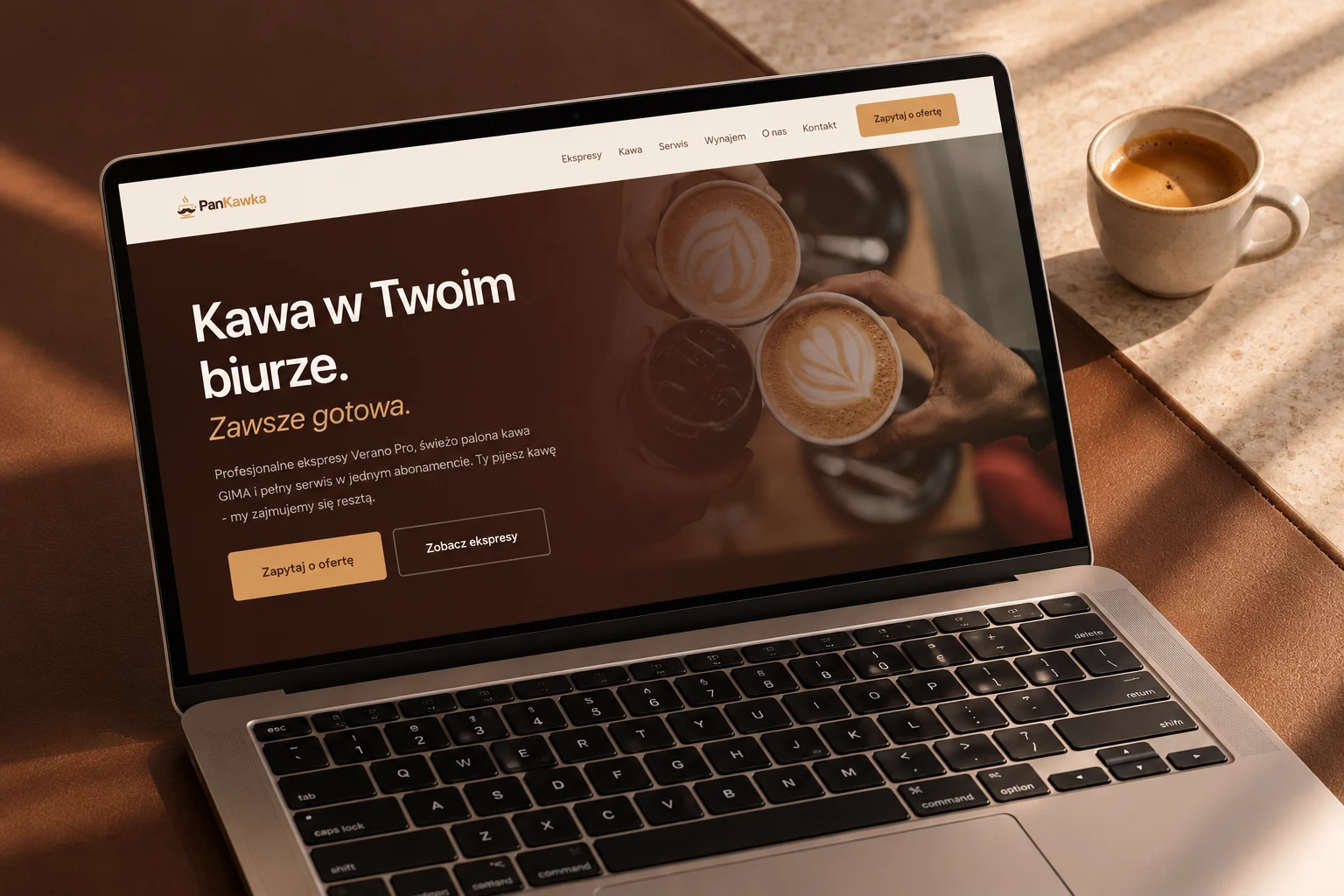 Strona PanKawka na laptopie obok filiżanki kawy, w ciepłej brązowo-kremowej aranżacji